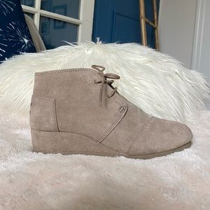 Toms Tan Suede Wedges (Size 5)